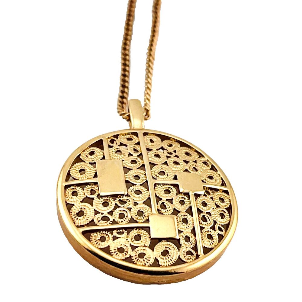 Sarah Coventry Gold Tone 1960s era Round Pendant on Chain Link Necklace 21” Vtg